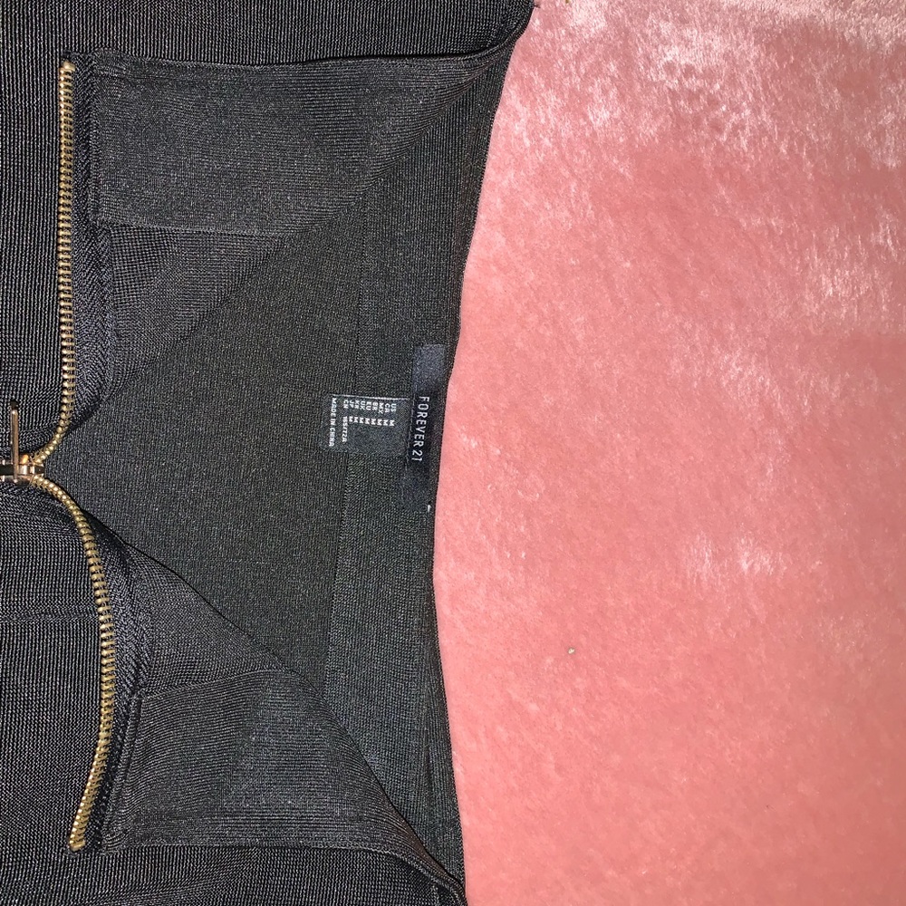 Form fitting black pencil skirt - Picture 2 of 6